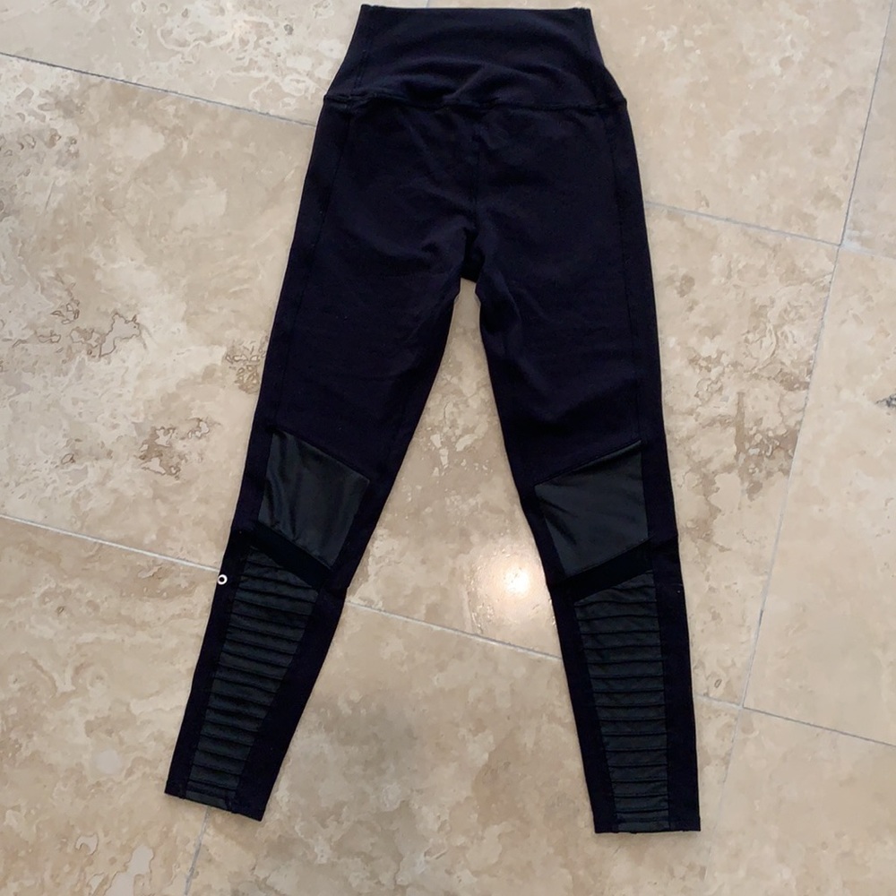 - HP!!!❤️❤️❤️❤️ALO Yoga Moto Black Leggings - Picture 5 of 7